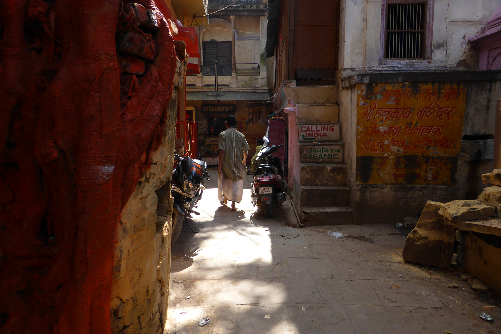 Christoph Radke, India, Varanasi, ein Mann in einer engen Gasse, 2013